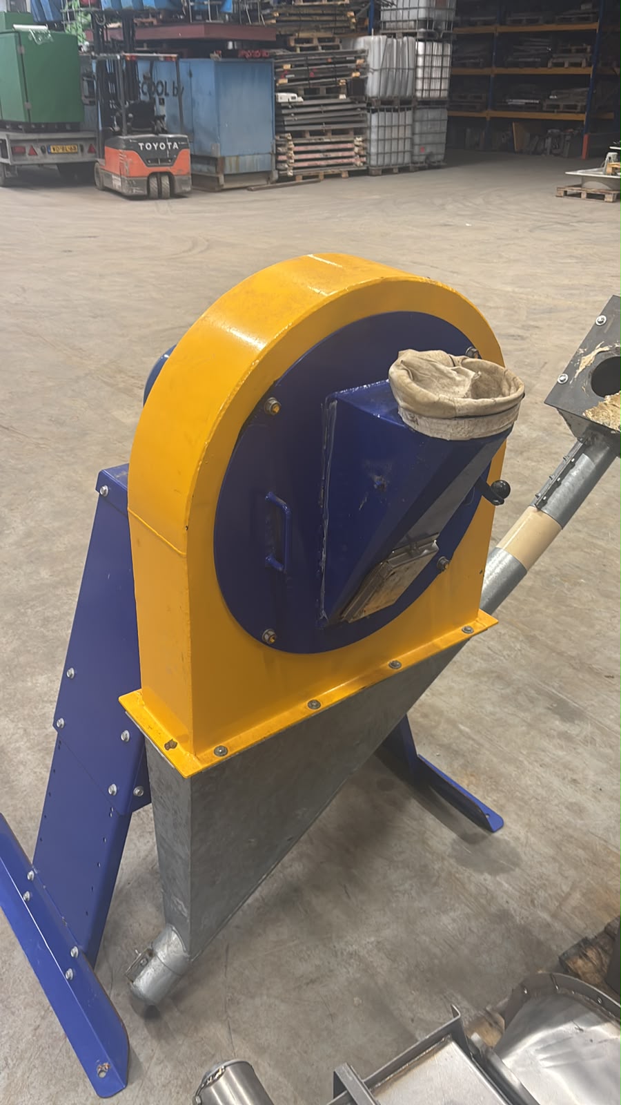 Neuero hammer mill
